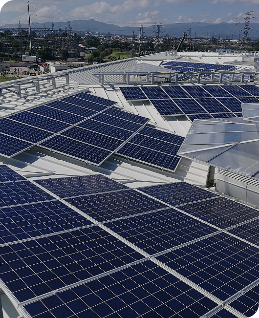 Paneles solares instalados en un techo generando alta rentabilidad