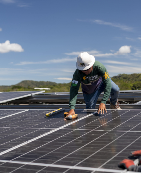 Paneles solares con vista al cielo mostrando servicio de monitoreo continuo