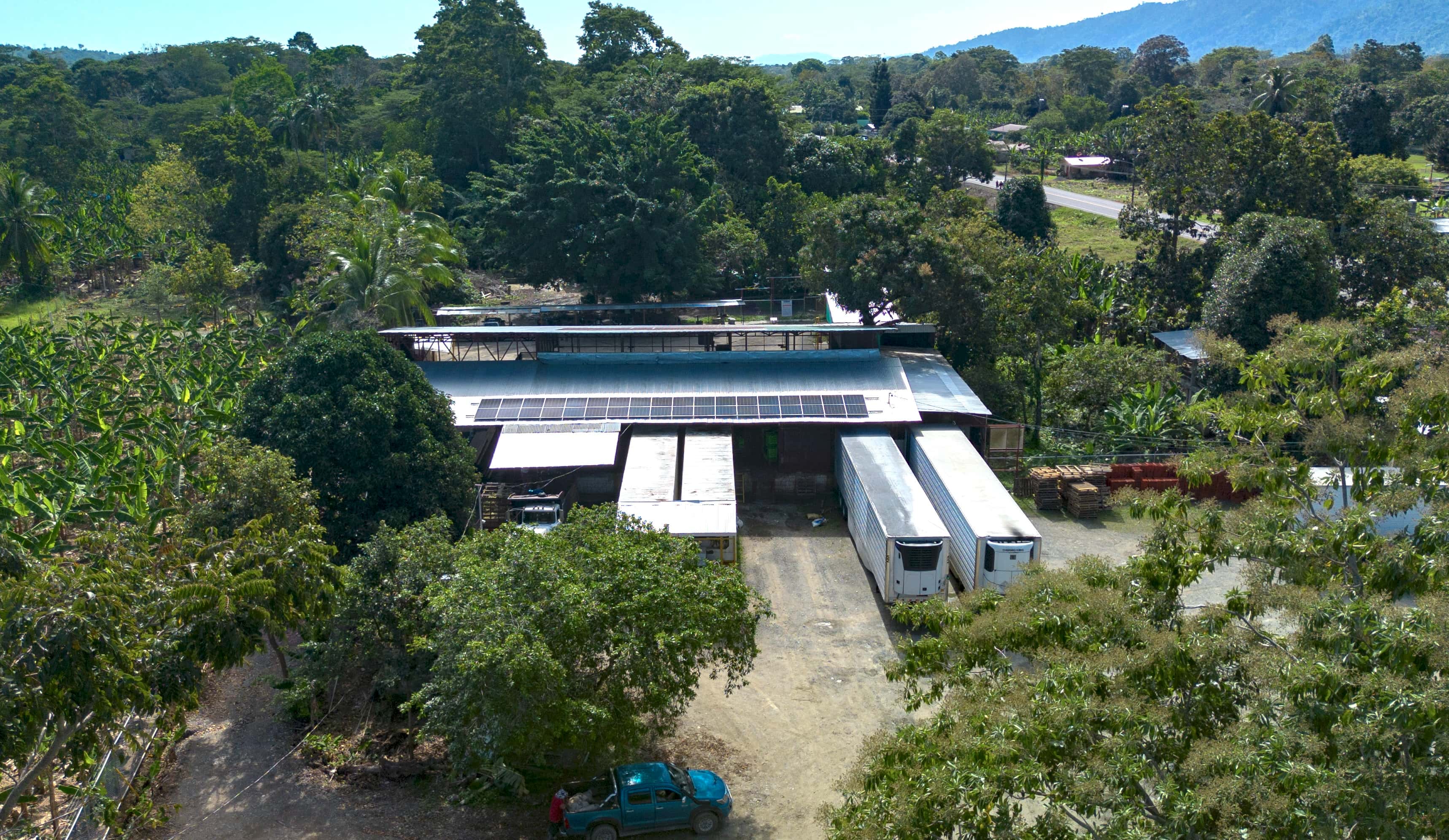 Sistema híbrido de energía solar con paneles solares, baterías y conexión a red eléctrica 1