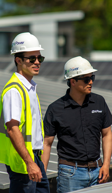 Paneles solares en techo industrial